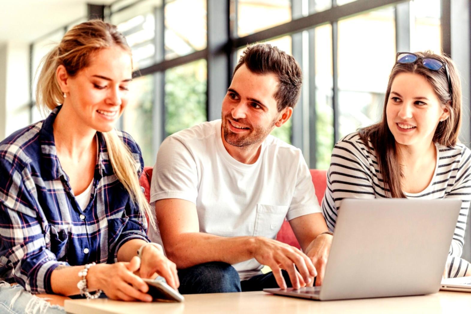 Espace de travail avec documents budgétaires et calculatrice